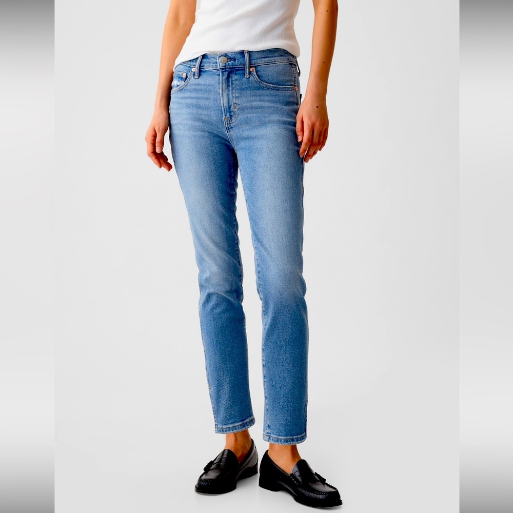 Mid rise, split hem, vintage slim Gap jeans.